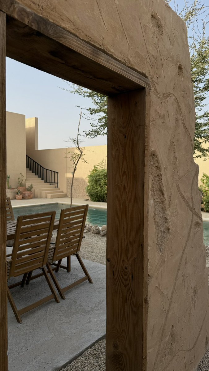 _M291's tweet image. إذا باعك الليّ ما رحم قلبك الحساس نلقت وتلقى شمعة القلب تضوي لك
تعال وتذرى بين غصن الرجا والياس تحت جذع صدري لين تآقف على حيلك
بعدها تعرف إن الذهب ذاك كان نحاس ولا فيه أحد كثري من الناس صافيّ لك "