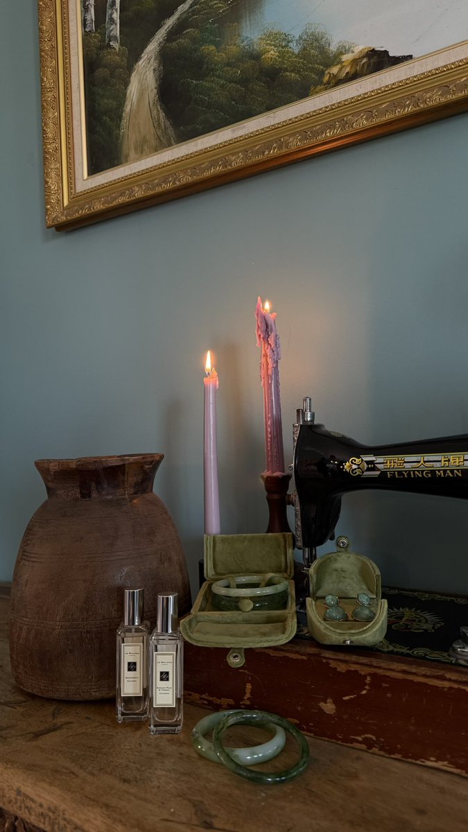 _M291's tweet image. إذا باعك الليّ ما رحم قلبك الحساس نلقت وتلقى شمعة القلب تضوي لك
تعال وتذرى بين غصن الرجا والياس تحت جذع صدري لين تآقف على حيلك
بعدها تعرف إن الذهب ذاك كان نحاس ولا فيه أحد كثري من الناس صافيّ لك "