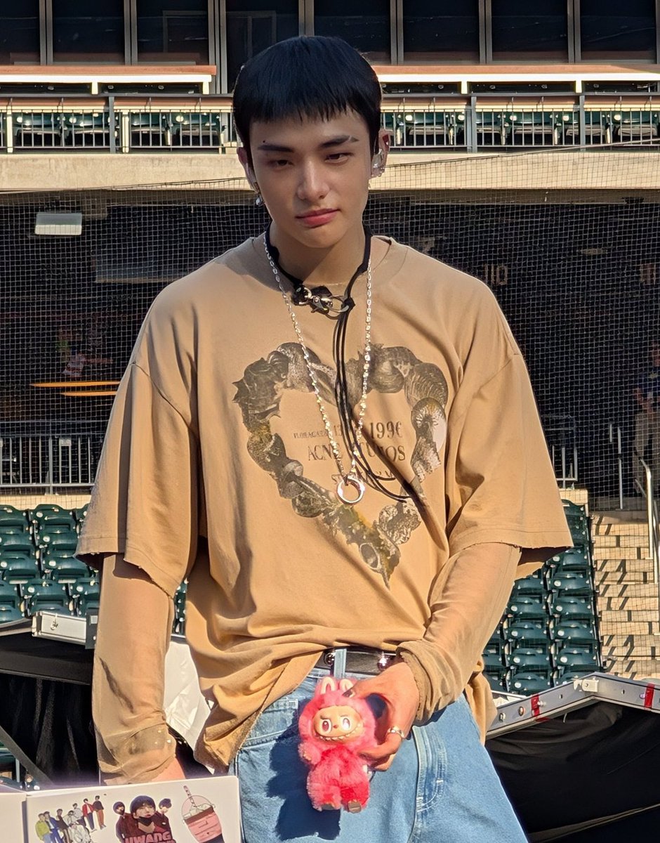 hyunjinpost's tweet photo. today's soundcheck hyunjin!!! https://t.co/JSWyV7vsax