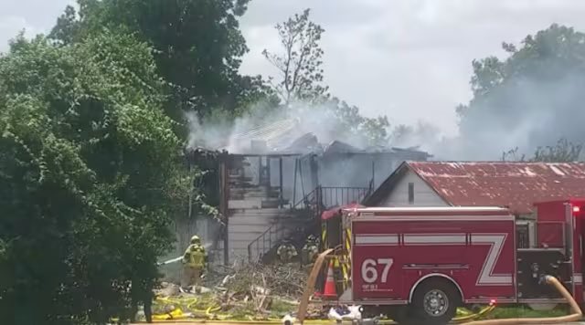 FirefightersHOU's tweet image. Houston firefighters at work: A fire in Acres Homes area. The photos are courtesy of @GageGoulding at @KPRC2.