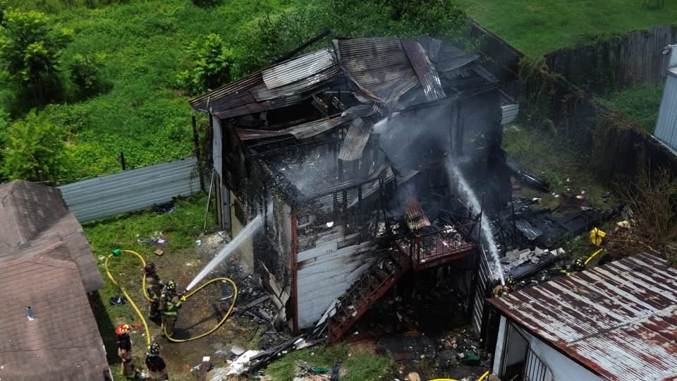 FirefightersHOU's tweet image. Houston firefighters at work: A fire in Acres Homes area. The photos are courtesy of @GageGoulding at @KPRC2.