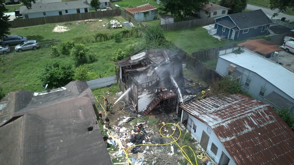 FirefightersHOU's tweet image. Houston firefighters at work: A fire in Acres Homes area. The photos are courtesy of @GageGoulding at @KPRC2.