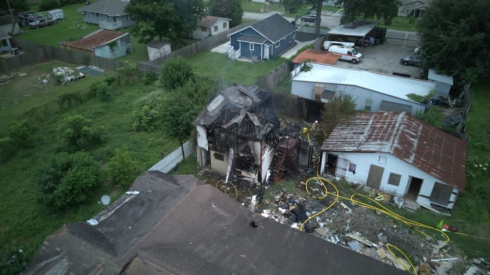 FirefightersHOU's tweet image. Houston firefighters at work: A fire in Acres Homes area. The photos are courtesy of @GageGoulding at @KPRC2.