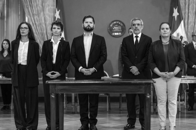 Al final, un fracasado estudiante de leyes, que sufre incapacidad académica, con ficha psiquiátrica, y junto a un team de personajes tan retorcidos como él, lleva ya más de 3 años arruinando el futuro del país que fue antes de su llegada el mejor de la región durante 14 años.