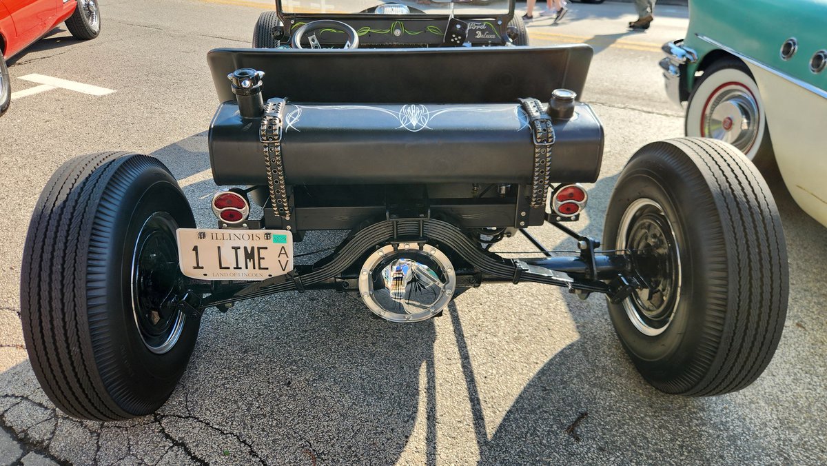 WindyCityDriver's tweet photo. Your favorite wheel man is at the Westmont Cruisin' Nights in Westmont, IL - I think I already found my favorite car here today. There will be a parade of police cars at the end of the night tonight around 9 PM #carshow #Westmont #squadcarnight #policecarparade https://t.co/DqTM5hfVDo