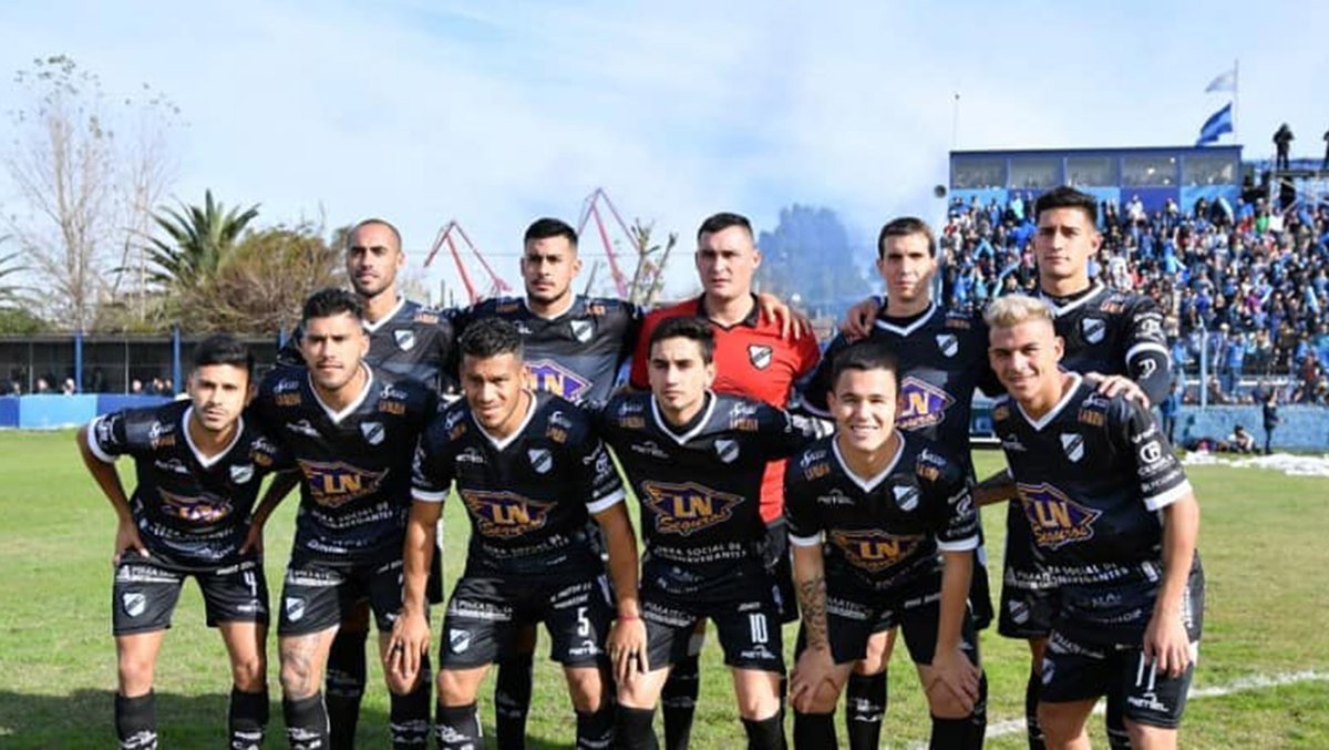 alancarou's tweet photo. Esa tarde, All Boys formó con:

Joaquín Pucheta; 

Agustín Suárez
Ignacio Vázquez
Sebastián Martínez
Santiago Bustos; 

Lucas Vera
Hugo Soria
Osvaldo Ramírez
Cristian Sánchez; 

Gabriel Tellas
Milton Céliz. 

Ingresaron: Alan Espeche, Roque Ovejero y Gonzalo García. https://t.co/A8hX4WA2cL