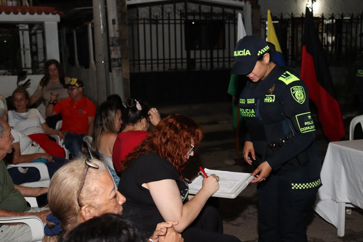 👮🏻‍♀️Seguimos fortaleciendo la seguridad ciudadana
En el marco de la estrategia Unidos Avanzamos por Cúcuta un Territorio Seguro, la Policía Nacional de los Colombianos, a través del Grupo de Policía Comunitaria, acompañó una jornada de integración con la comunidad.