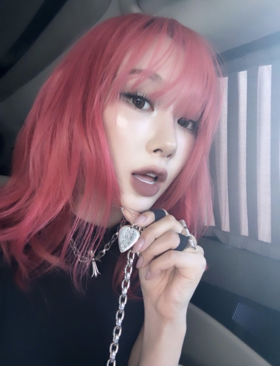 this giselle photocard looks like it’s from the performance video look, and the message is really sweet :(

if you’re having a hard time,
i’m having a hard time too.
so don’t struggle too much.
it hurts my heart, you know.
♡
♡
♡
i l y.