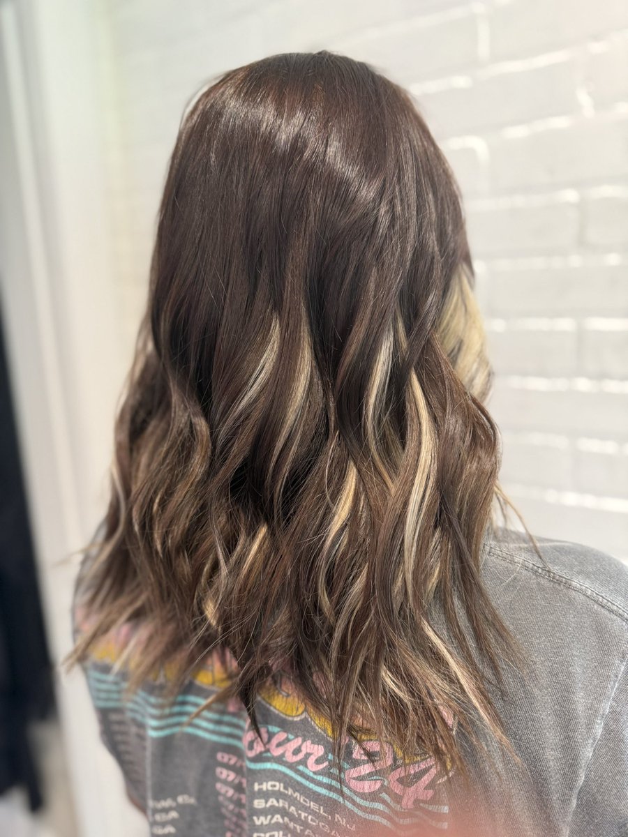 AshleyKHawkins's tweet photo. Color block beauty! This is a summer trend I’m not mad about 🤎🤍🤎🤍 @topknothairstudio765 #hair #summertrend #booking #indianasalon https://t.co/ujOgCxZxDm