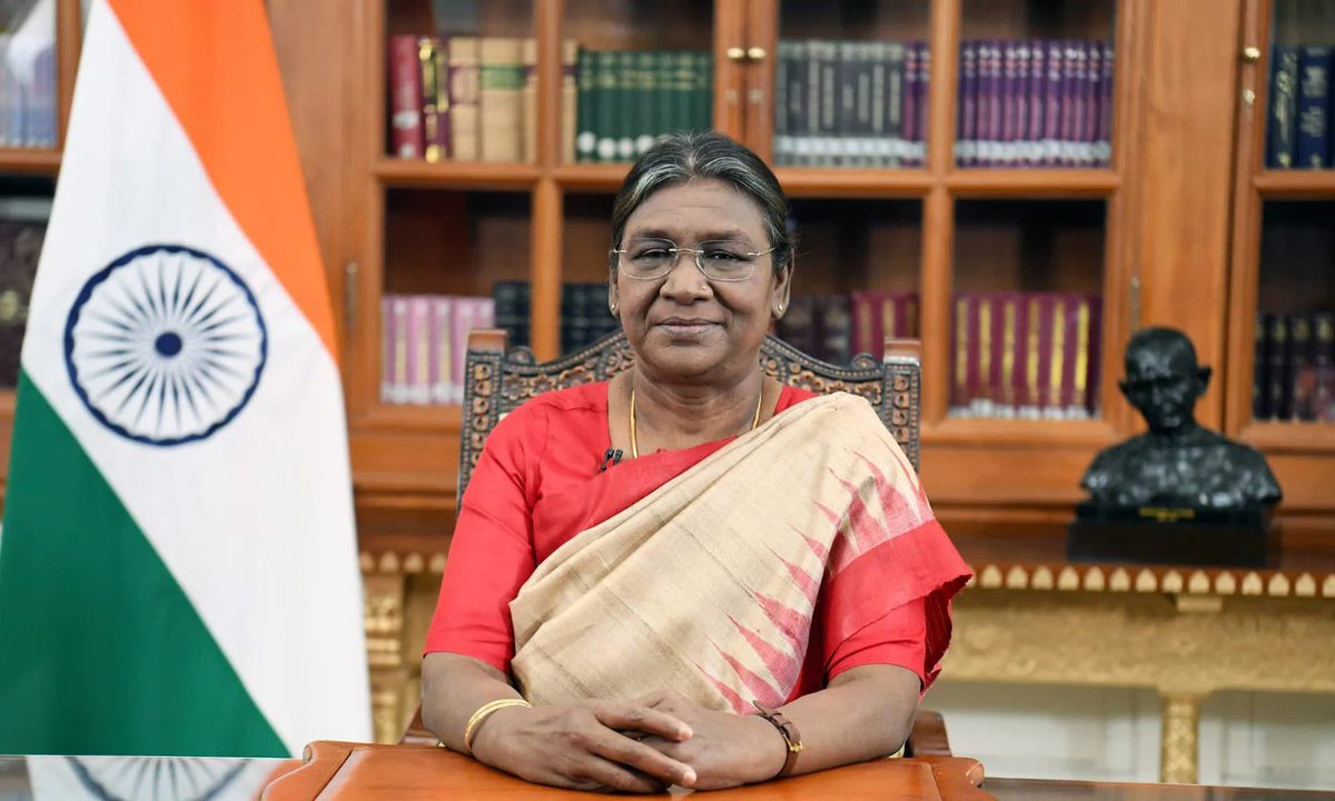 देश की प्रथम नागरिक, महामहिम राष्ट्रपति श्रीमती द्रौपदी मुर्मु जी को जन्मदिन की हार्दिक शुभकामनाएं।

ईश्वर से आपके उत्तम स्वास्थ्य एवं दीर्घायु जीवन की कामना करते हैं।