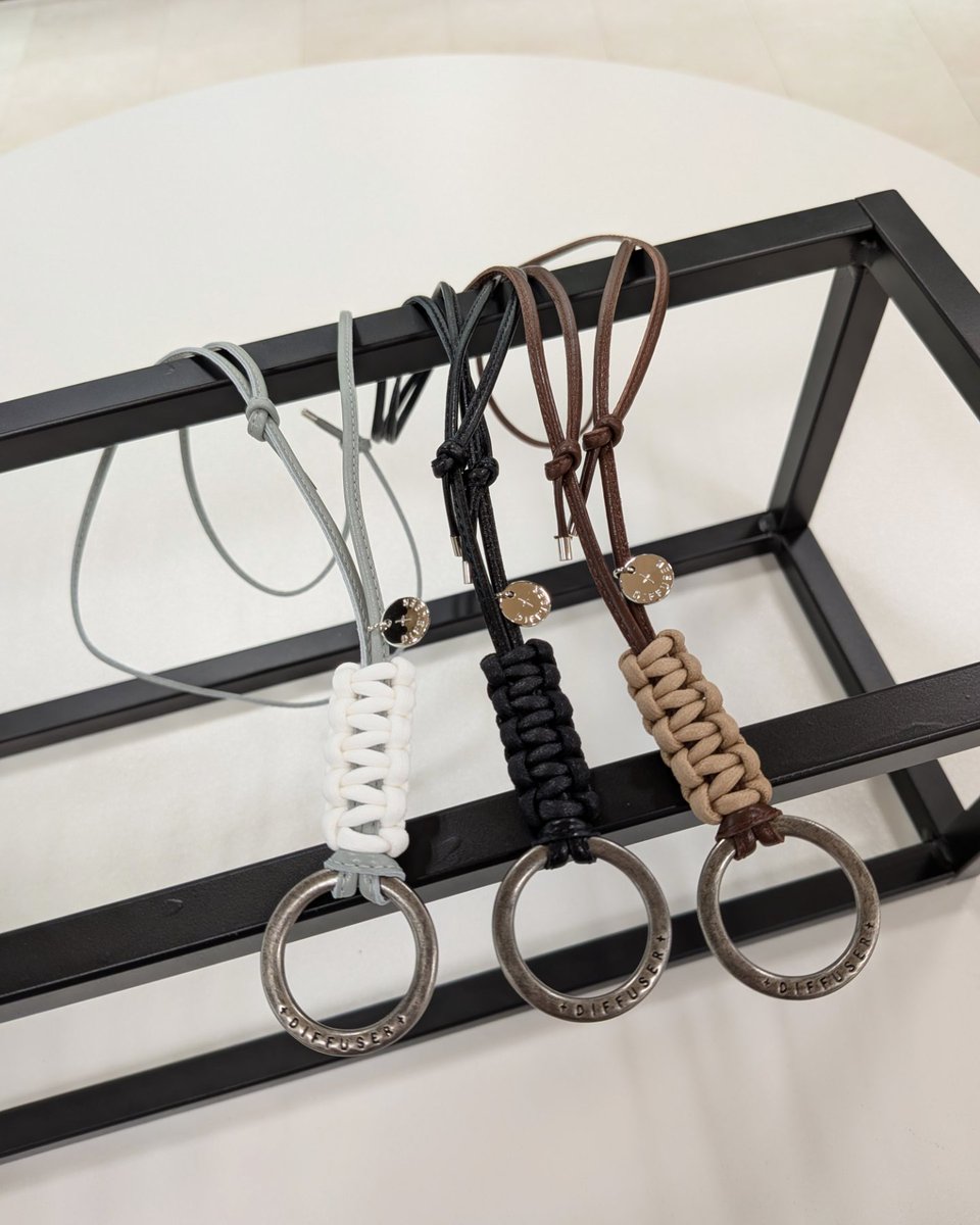 SIOJIRIpowers's tweet image. 牛革のコードに、対照的な色のロウ引き紐を編み込む事でバイカラーに仕上げたグラスホルダー
リングにアンティーク加工を施す事で、力強い印象を引き立しています
52〜72cmで長さが調整できます

SG1016 / BI COLORS LEATHER GLASS HOLDER

#diffuser #メガネのシオジリ