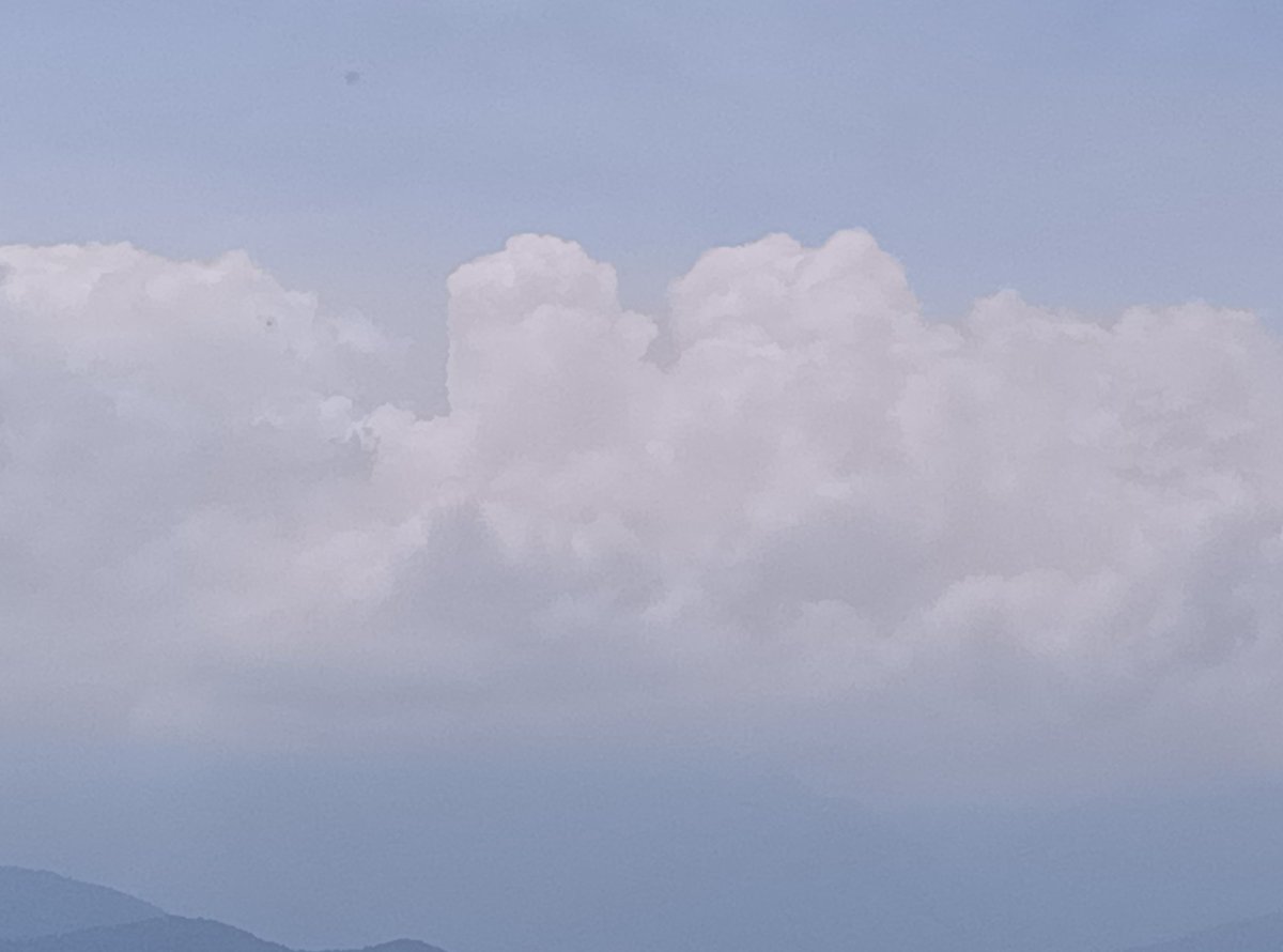 こんにちは🙂
北アルプス🏔️は雲の中☁
夏の空みたいですね🥵
とっても暑いので水分補給🚰しっかりして過ごしましょう🙂
#イマソラ
#梓川SA上り
#長野道