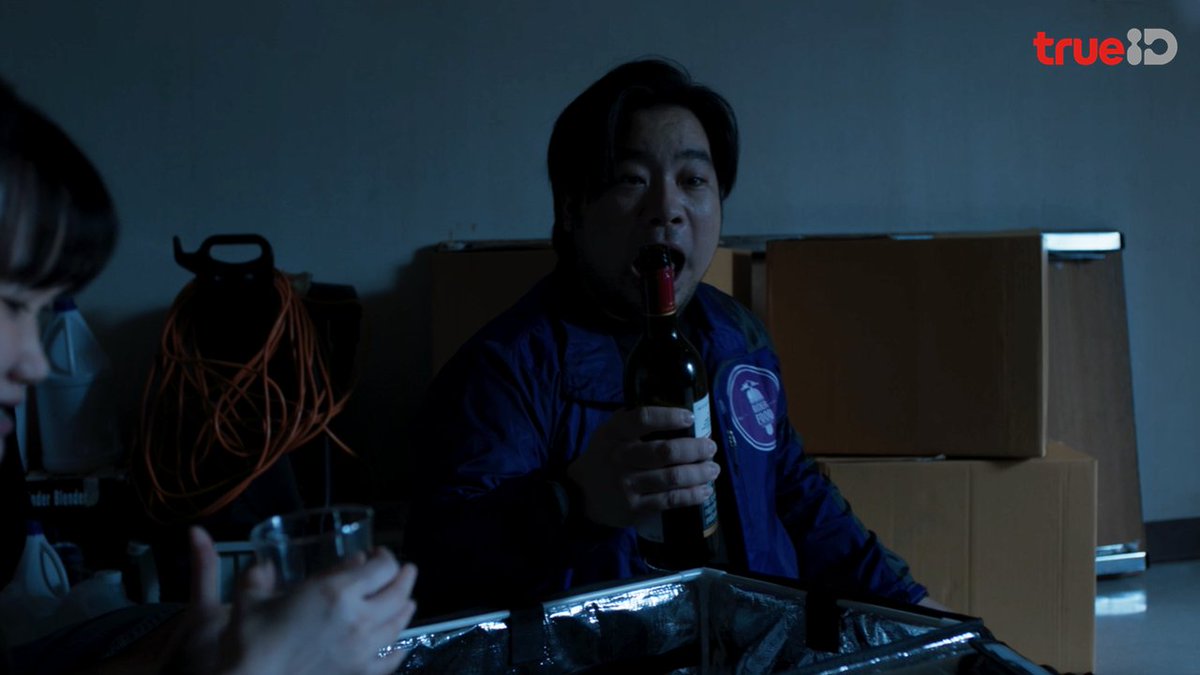 แง อยากจะร้อง มืดว่าไฟดับไม่มีไฟใช้ ก็จิตใจคนเนี่ยแหละ ไหนจะความเห็นแก่ตัว บ้างก็ดีแต่เรียกร้อง เบียดเบียนคนอื่นในยามคับขัน 🥺

เปิด TrueID ดูเลย Happiness EP.7 คลิก ttid.co/KupK/qlngly4y

Madness Hides in Darkness
#HappinessTHEP7