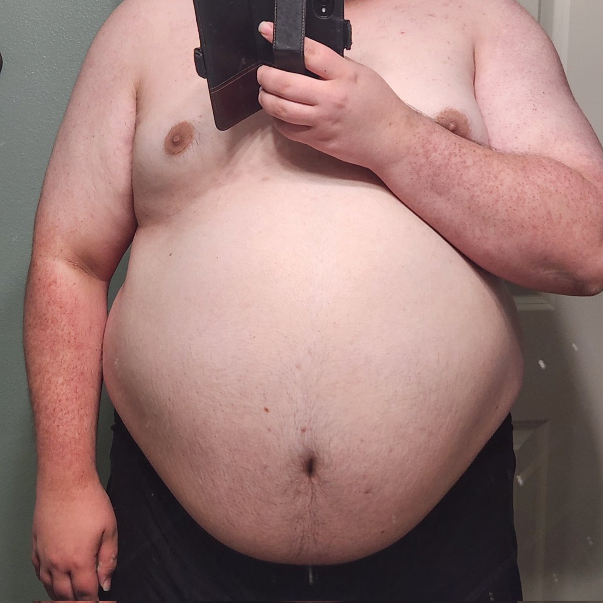 2021 -> 2025, each pic is about 50 lb difference increasing. 170 lbs, 250, 300, and now at 350~ It's crazy how eating enough calories for an entire household every day does good for a body~ I'm at 350 lbs but still so hungry for more~
