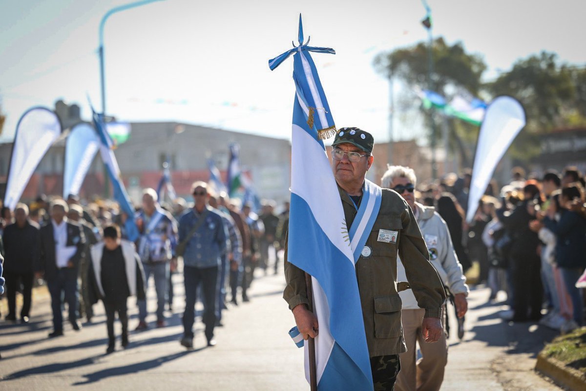 LA BANDERA NO ES UN SÍMBOLO MÁS, ES LO QUE SOMOS

Es historia, esfuerzo y el orgullo de un país que se construyó trabajando, produciendo y creyendo en lo propio.

Defenderla hoy es cuidar lo que somos, respetar a quienes sostienen este país y no permitir que unos pocos decidan el