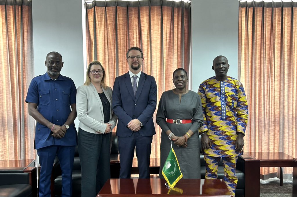 AU Health,Humanitarian Affairs&Social Development (@au_hhs) on Twitter photo Strengthening strategic partnerships remains central to t/work of <a href="/AU_HHS/">AU Health,Humanitarian Affairs&Social Development</a>. H.E <a href="/amma_twumamoah/">Amma A. Twum-Amoah</a> held a productive mtg with H.E <a href="/AdamDrury/">Adam Drury</a>, Deputy PR of <a href="/UK_AfricanUnion/">UK at the African Union</a>. Discussions focused on deepening collaboration around health equity, SRHR, nutrition & humanitarian response. Strengthening strategic partnerships remains central to t/work of <a href="/AU_HHS/">AU Health,Humanitarian Affairs&Social Development</a>. H.E <a href="/amma_twumamoah/">Amma A. Twum-Amoah</a> held a productive mtg with H.E <a href="/AdamDrury/">Adam Drury</a>, Deputy PR of <a href="/UK_AfricanUnion/">UK at the African Union</a>. Discussions focused on deepening collaboration around health equity, SRHR, nutrition & humanitarian response.