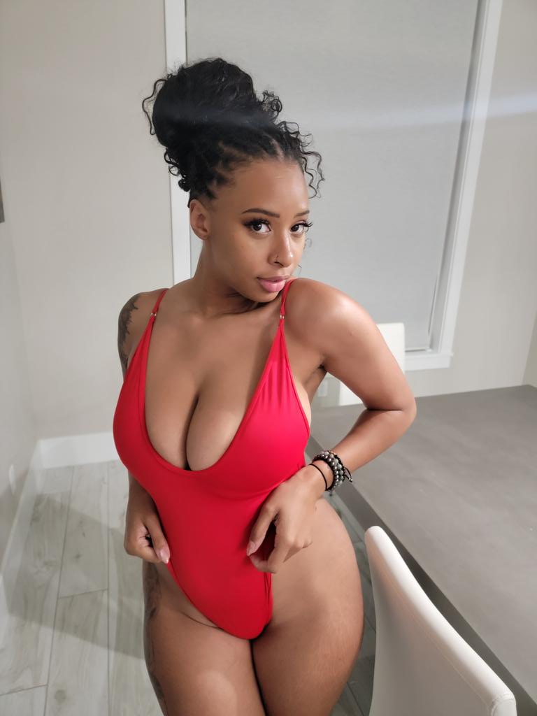 Life gaurd on duty 🥰 I'M LIVE!! 

fansly.com/Ahquamarine/po…