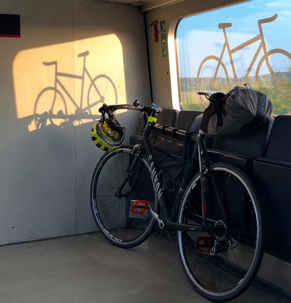 På vej mod 🚲 2025 UCI Mobility and Bike City Forum x Copenhagen Cycling Summit 🌍 med en - to - tre cykler #copenhagensprint #cykelglæde
