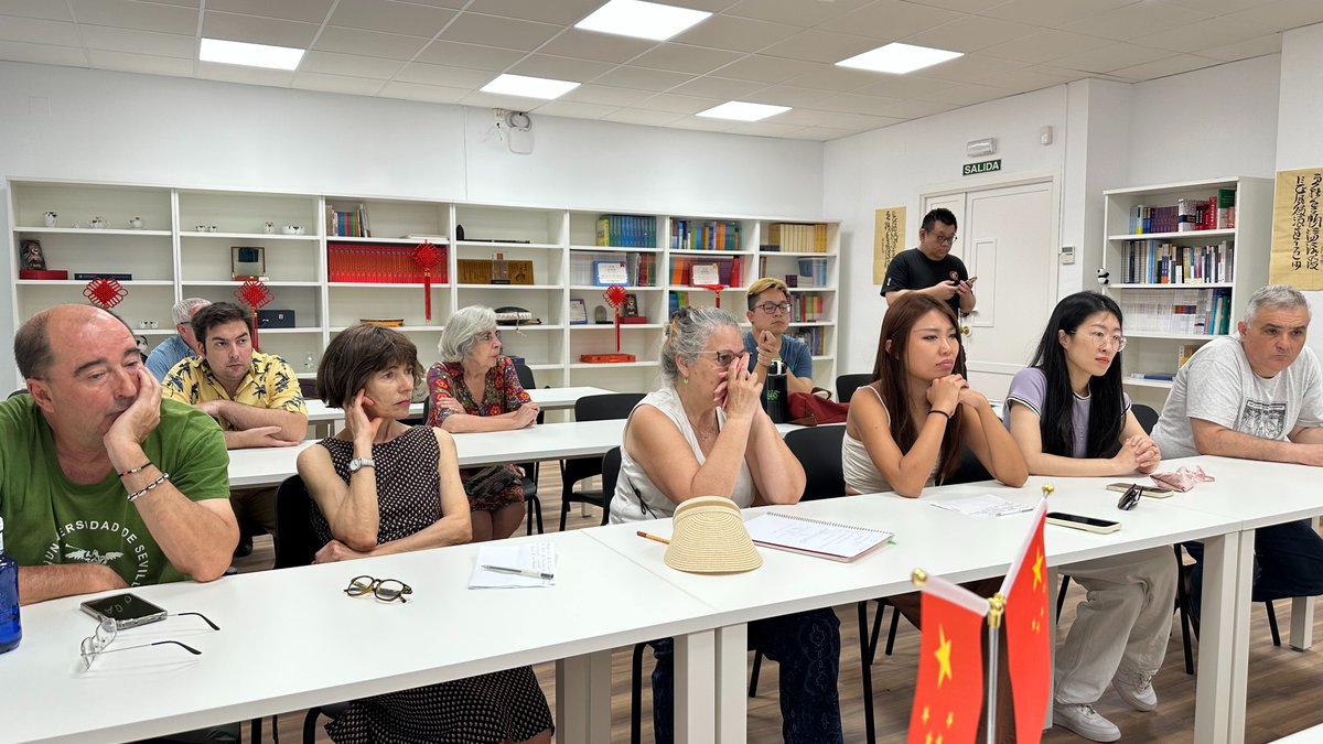 "In the Song Dynasty, porcelain wasn't just decorative—it was essential to daily life, from tea ceremonies to flower arrangements," #PKU Professor Qin Dashu shared with his audience at the University of Seville's Confucius Institute on June 18. 

In his lecture on "The