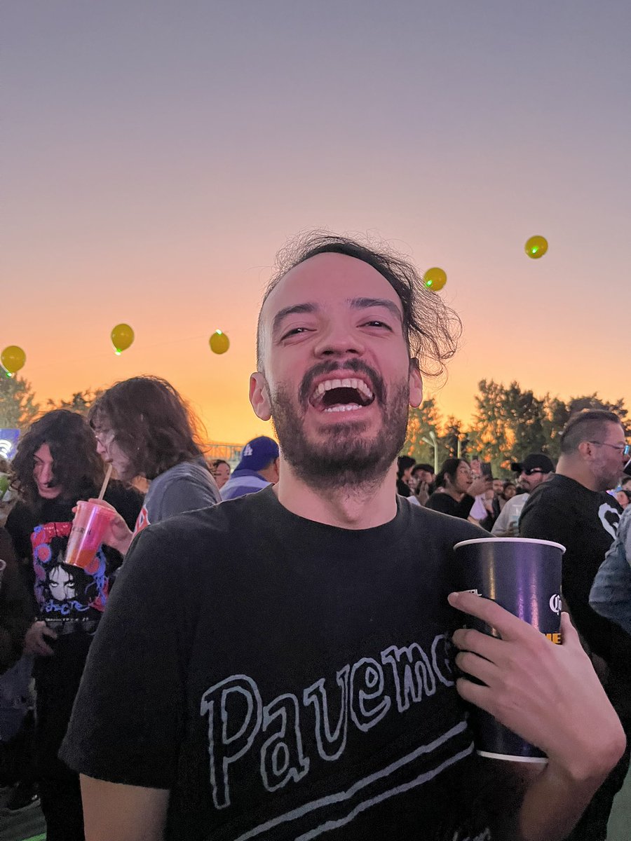 valeriaspg's tweet photo. Feliz cumpleaños a mi Jarvis de las manos libres y el corazón más amarillo.💛🖤 https://t.co/Zdwof8dZEX