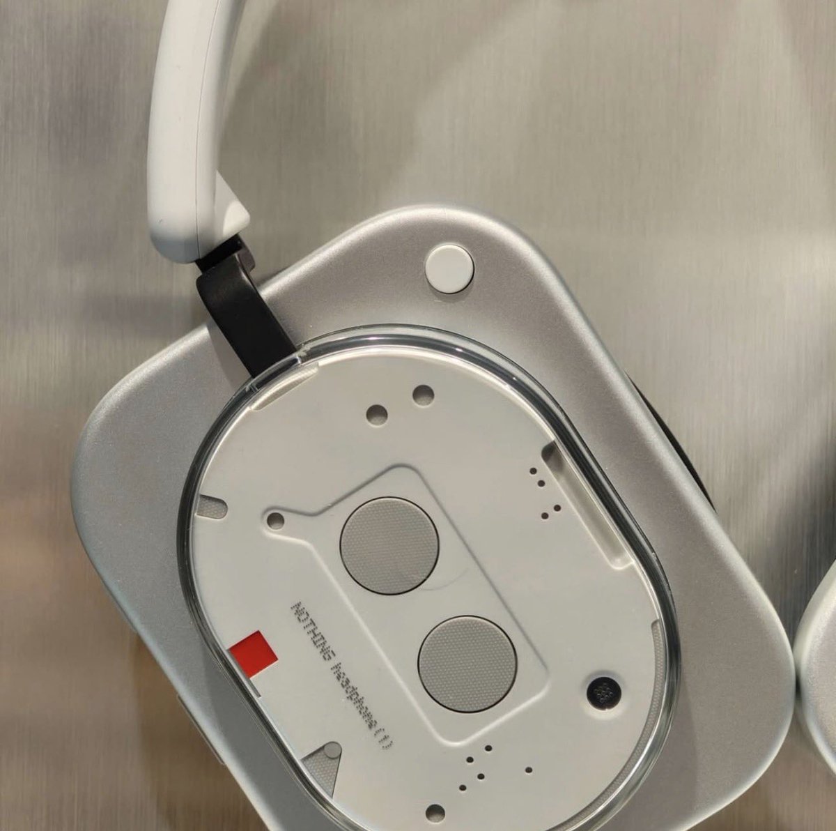 ishanagarwal24's tweet image. First real-life look at Nothing Headphone (1)!

Thoughts on this radical design? It kind of resembles a cassette tape.

via nothing_fan_blog on IG