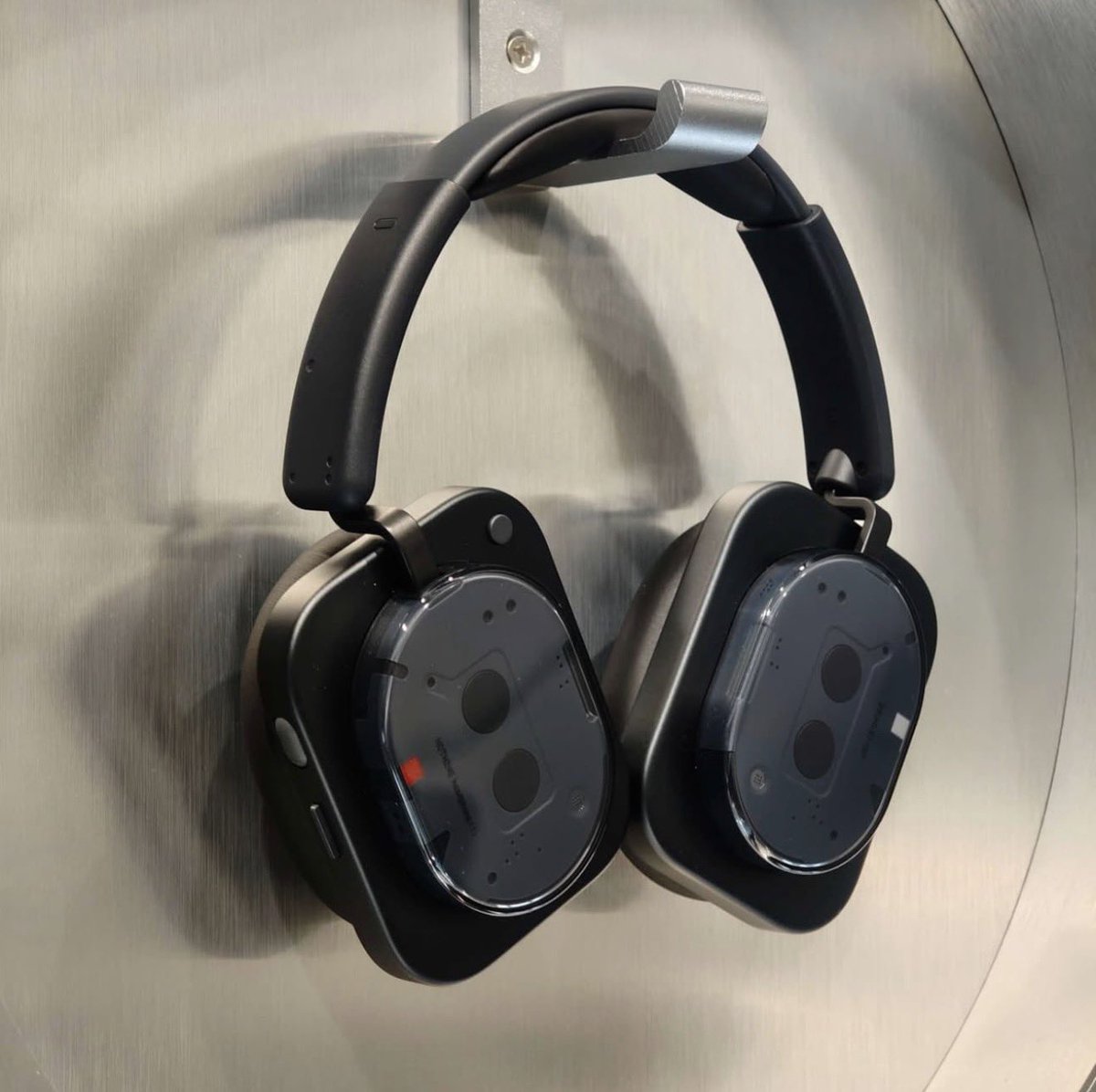ishanagarwal24's tweet image. First real-life look at Nothing Headphone (1)!

Thoughts on this radical design? It kind of resembles a cassette tape.

via nothing_fan_blog on IG