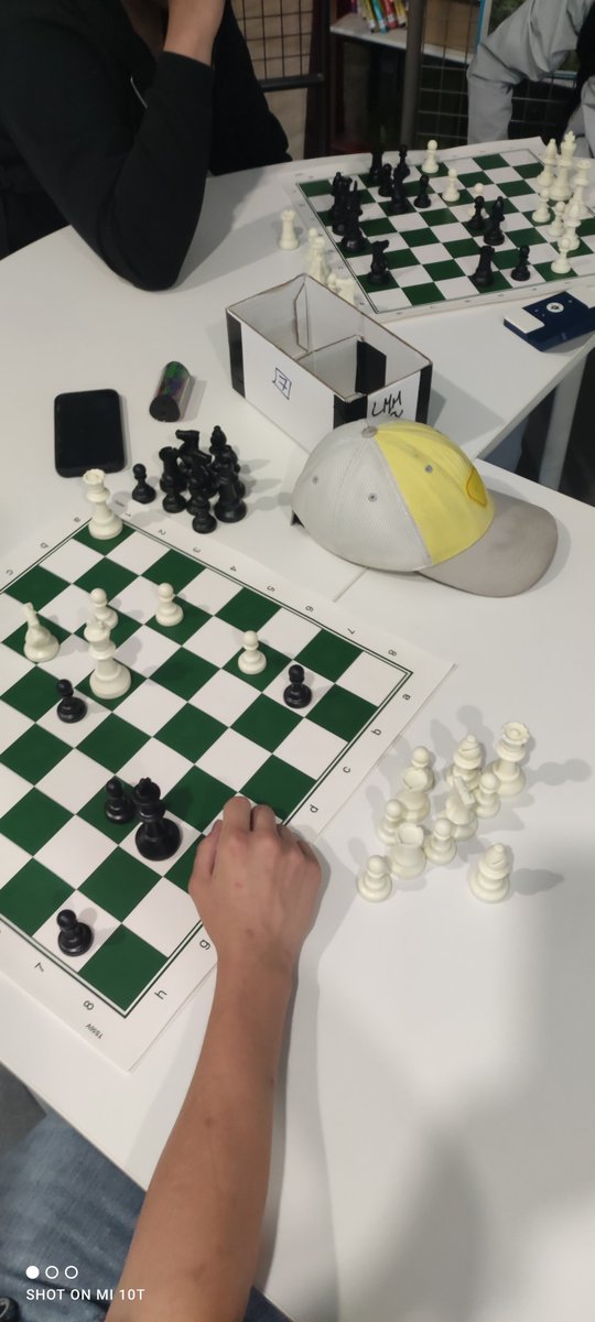 Jeudi 19 juin 2025, a eu lieu au CDI à 15h, un atelier jeux pour  apprendre à jouer aux échecs et aux dames, atelier animé par des  représentants du club d échecs de Panazol et du club de dames de  Limoges.