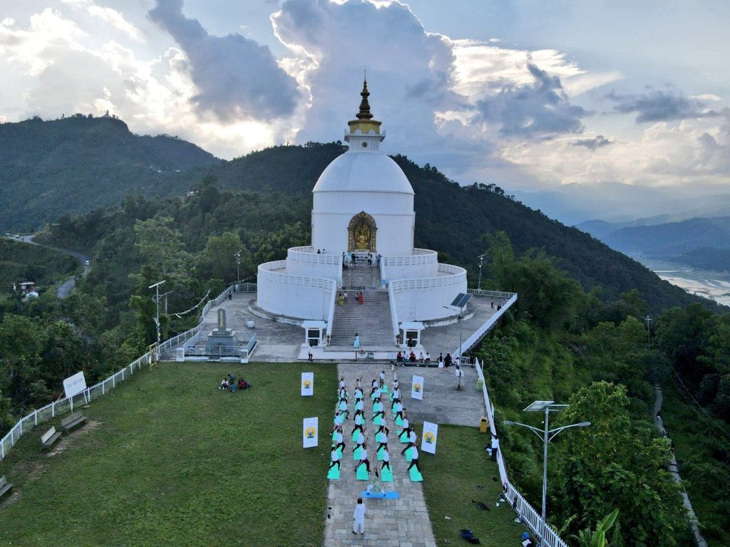 पोखरा की वादियों में योग की अनुभूति!
काठमांडू स्थित भारतीय दूतावास <a href="/IndiaInNepal/">IndiaInNepal</a> द्वारा, पुंडिकोट के दिव्य शिव मंदिर और शांत अनादु हिल स्थित शांति स्तूप पर भव्य योग सत्रों का आयोजन किया गया।

प्रकृति की गोद में, आध्यात्मिक ऊर्जा से परिपूर्ण इन स्थलों पर योग साधकों ने शांति,