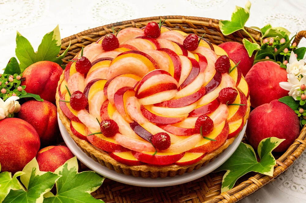 キル フェ ボン「ジューシー桃」夏限定タルト、なめらかミルクプリンやカフェラテ風ティラミスを重ねて - fashion-press.net/news/135109