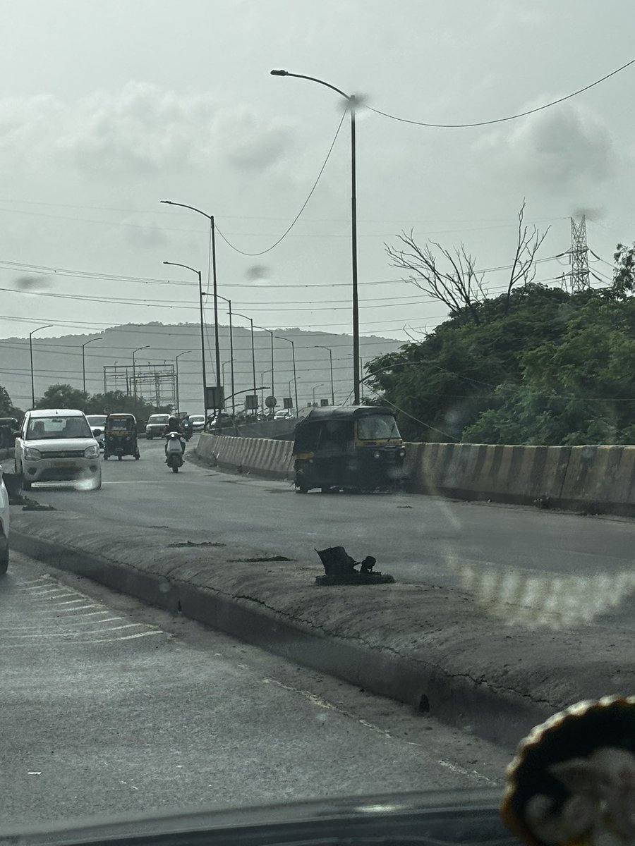 noaaale's tweet photo. @NMMConline @Navimumpolice  it’s been almost  week since this auto is lying on the bridge shilphata koparkhairne towards KK opp  sarovar portico. Its an accident waiting to happen, remove it already https://t.co/pDcltvUFja