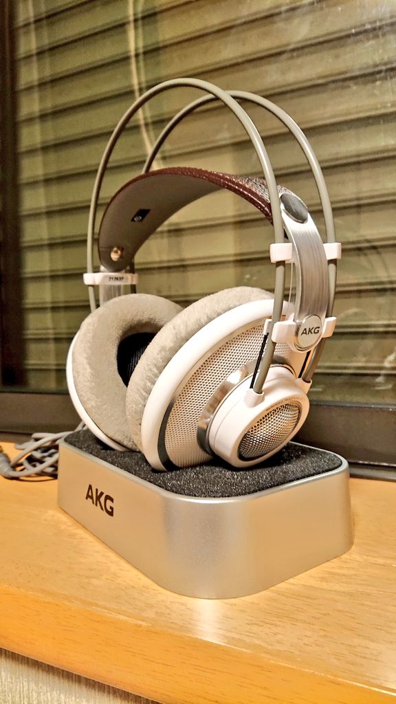 Fss3o2kBBR45902's tweet photo. 今夜の配信はヘッドホン特集だから久しぶりに嫁機
#AKG
#K701
#澪ホン https://t.co/9X5zEQ7rGn