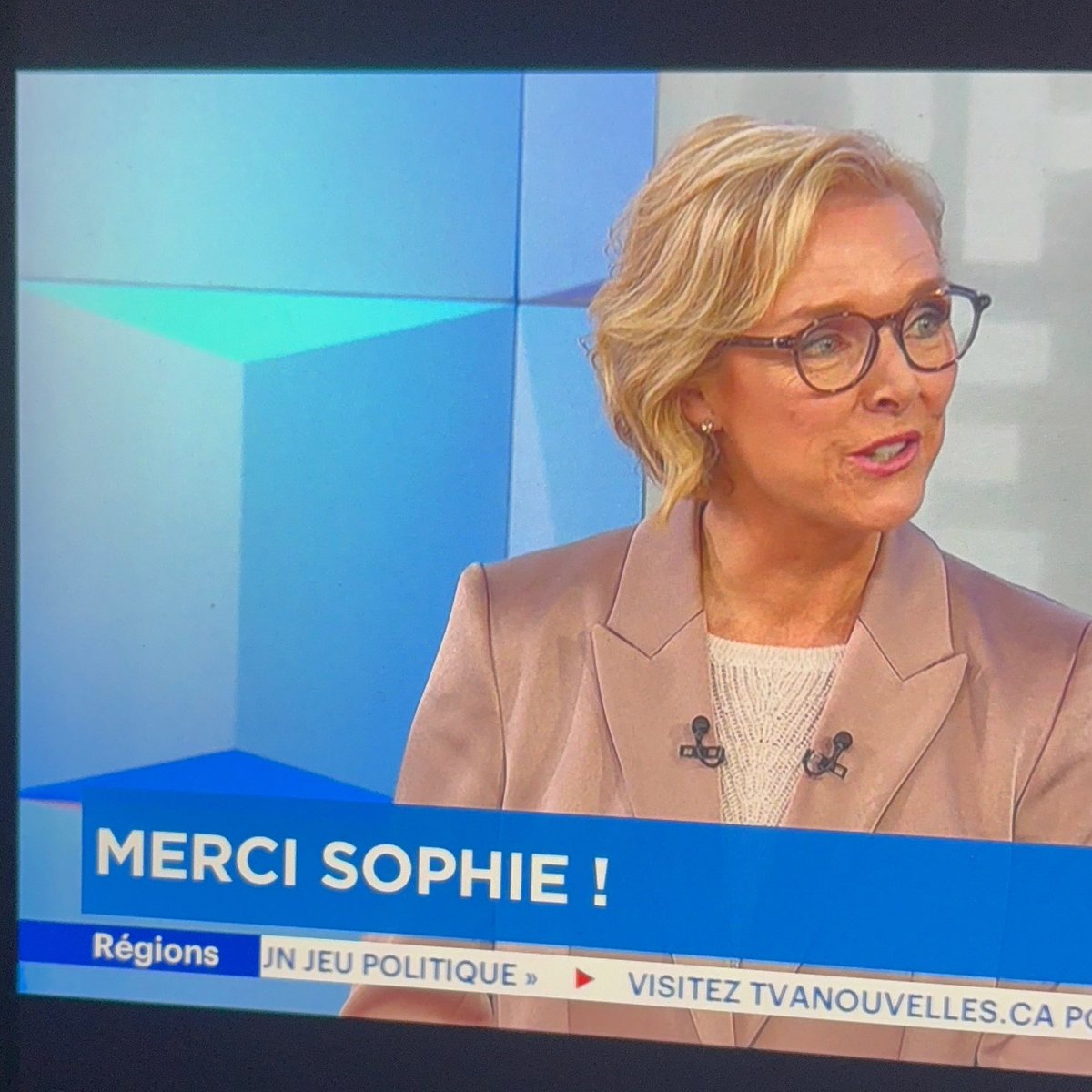 Soraya Martinez Ferrada (@sorayamartinezf) on Twitter photo Une pionnière, une voix rassurante, une présence complice soir après soir. Merci <a href="/SThibaultTVA/">Sophie Thibault</a> de nous avoir informés quotidiennement avec rigueur et humanité à travers notre télé, comme une amie dans notre salon.
Que du beau l'avenir et bienvenue à <a href="/JulieMarcouxTVA/">Julie Marcoux</a>, qui Une pionnière, une voix rassurante, une présence complice soir après soir. Merci <a href="/SThibaultTVA/">Sophie Thibault</a> de nous avoir informés quotidiennement avec rigueur et humanité à travers notre télé, comme une amie dans notre salon.
Que du beau l'avenir et bienvenue à <a href="/JulieMarcouxTVA/">Julie Marcoux</a>, qui
