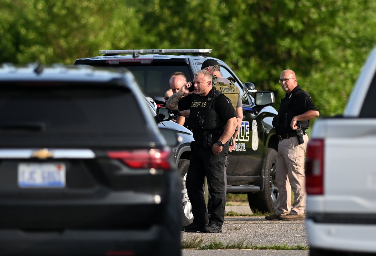 UPDATE: After a manhunt, Southgate police identify the gunman suspected of shooting two cops at an apartment complex Thursday. Officers urge residents to shelter-in-place. Photos by Robin Buckson, TDN. 

Read more: detne.ws/43RDD7e