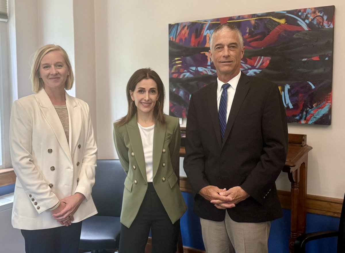 AmbKawar's tweet image. خلال زيارتي لولاية آيوا التقيت برئيس جامعة دريك، الدكتور مارتي مارتن @drakepresident، لبحث فرص تعزيز آفاق التبادل الطلابيّ والتعاون في مجالات التعليم العالي. أشكره على حسن الاستقبال والحوار البنّاء. 🇯🇴🇺🇸 #التعليم_العالمي #جامعة_دريك
@DrakeUniversity