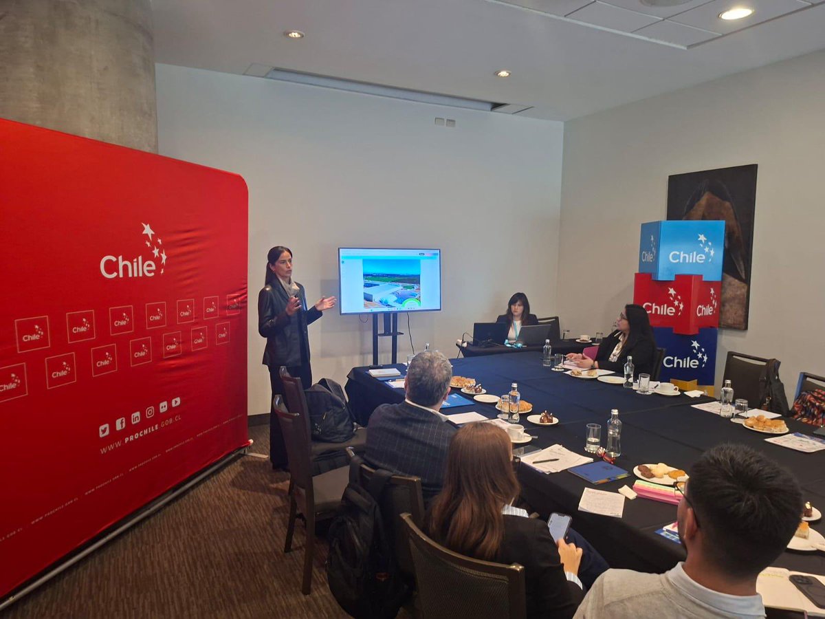 prochile_pe's tweet photo. 🙌🇨🇱La Misión logística 2025 continuó con el programa de actividades y participó en el IX Foro Logístico para el Comercio Exterior / ADEX. Recibió la visita de #Talma quien compartió la operación de todos las unidades de negocio y sus proyecciones de crecimiento. https://t.co/yGegphKseq