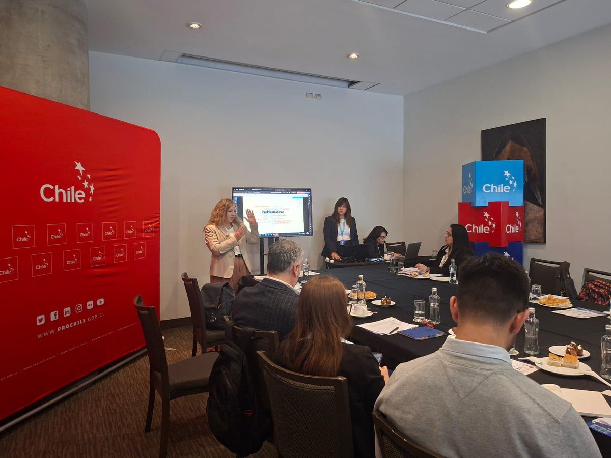 prochile_pe's tweet photo. 🙌🇨🇱La Misión logística 2025 continuó con el programa de actividades y participó en el IX Foro Logístico para el Comercio Exterior / ADEX. Recibió la visita de #Talma quien compartió la operación de todos las unidades de negocio y sus proyecciones de crecimiento. https://t.co/yGegphKseq