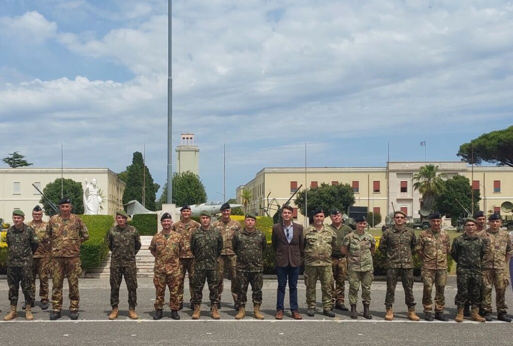 DefenseLrca's tweet image. Comitiva do Exército visita a Itália para verificar o sistema antiaéreo de média altura EMADS
- O sistema antiaéreo de média altura Enhanced Modular Air Defense Solutions (EMADS) é fabricado pela MBDA
#ArtilhariaAntiaérea #EMADS #MBDA #Itália
l.muz.kr/ruY