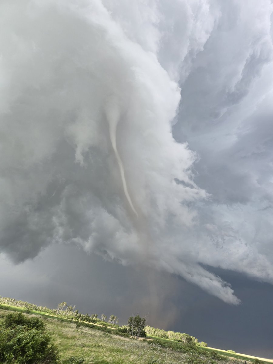 First Canadian Chase Lets Gooo! <a href="/ChasingWConnor/">Connor Croff</a> <a href="/ben_williams_wx/">Ben Williams</a> <a href="/WxWiseApp/">WeatherWise.app</a> #SKstorm