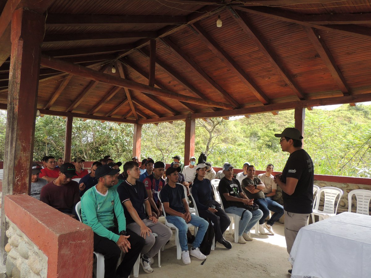 🔥 ¡La prevención comienza en comunidad!  37 productores de Quilanga, Fundochamba y San Antonio de las Aradas conformaron la Brigada Comunitaria de Manejo del Fuego. 🌱
Un trabajo conjunto del #MAATE, #PASF, #NCI, #FundaciónArcoíris, #GADQuilanga, #SNGR y actores locales.