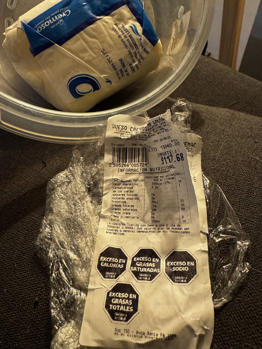 NatuViloni's tweet photo. Fíjense bien antes de comprar lácteos en @carrefourarg @Carrefour que les cambian las etiquetas para que parezca que no está vencido! 🤮 https://t.co/yXbEZdzWei