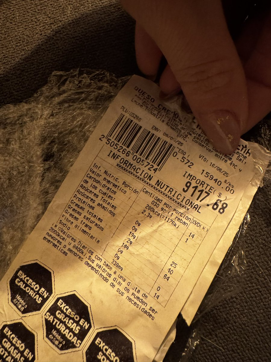 NatuViloni's tweet photo. Fíjense bien antes de comprar lácteos en @carrefourarg @Carrefour que les cambian las etiquetas para que parezca que no está vencido! 🤮 https://t.co/yXbEZdzWei