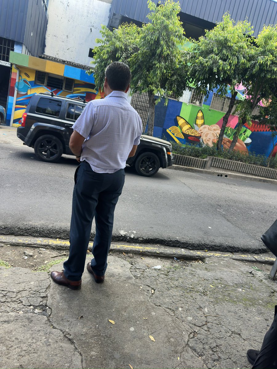Hoy me encontré este rico y hermoso madurito que se le veía un rico 🍑