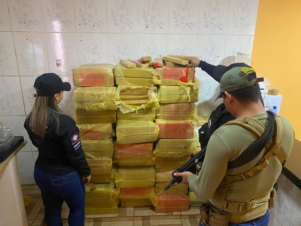 Franc_Alberto19's tweet image. @Senad_py interviene centro de acopio y enfriamiento de droga
P J C📍
Se incautaron 703 kilogramos de marihuana prensada, distribuidos en 34 bultos, que estaban listos para ser enviados al mercado brasileño. Este tipo de depósitos son conocidos como puntos de “enfriamiento”