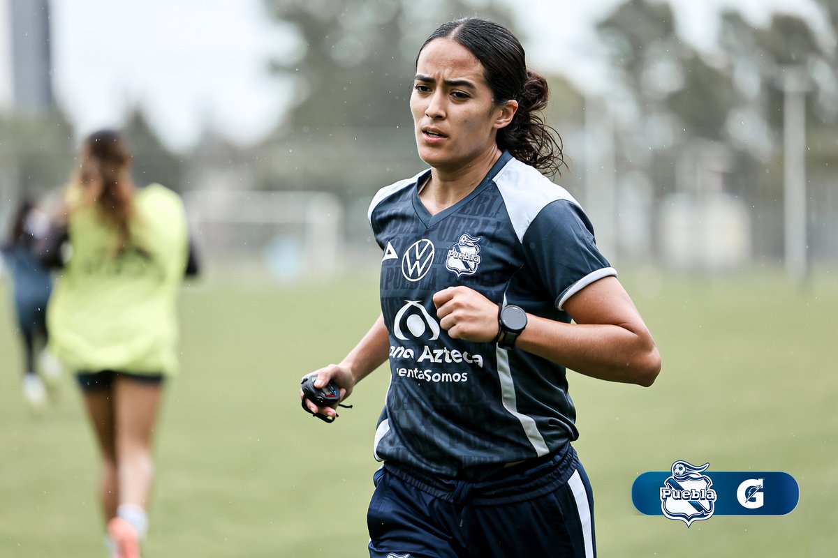 ClubPueblaFem's tweet photo. Hoy éramos nosotras 🆚 el poderosísimo Tláloc de Cholula, pero ni eso nos detuvo. 💪🏻

Entrenar bajo la lluvia 🌧️ no fue tan romántico como decían, comadres 🥶. 

#LaFranjaNosUne🎽 https://t.co/O72hWv57gK