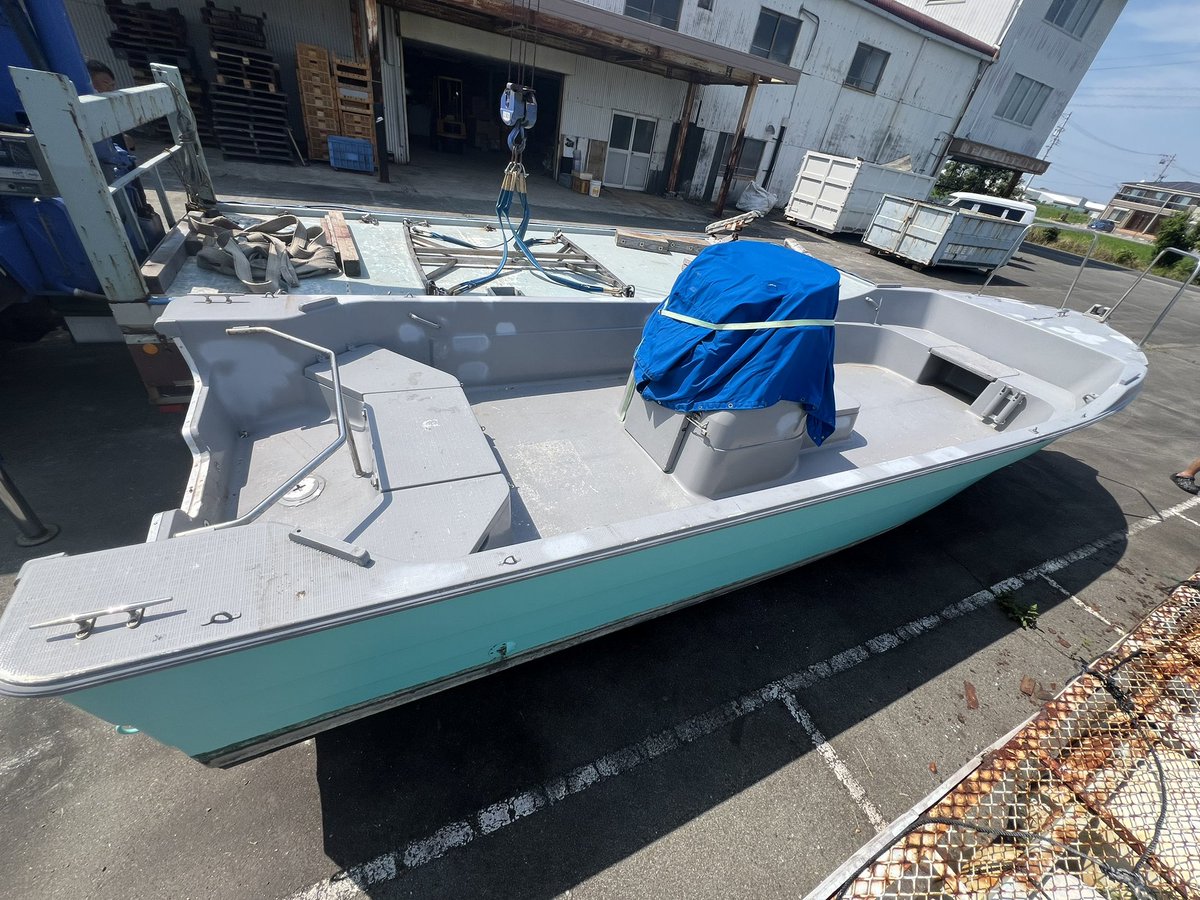 テ○フ○ニーブルーの中古船がやってきた。
架装にまた時間かかりますが…