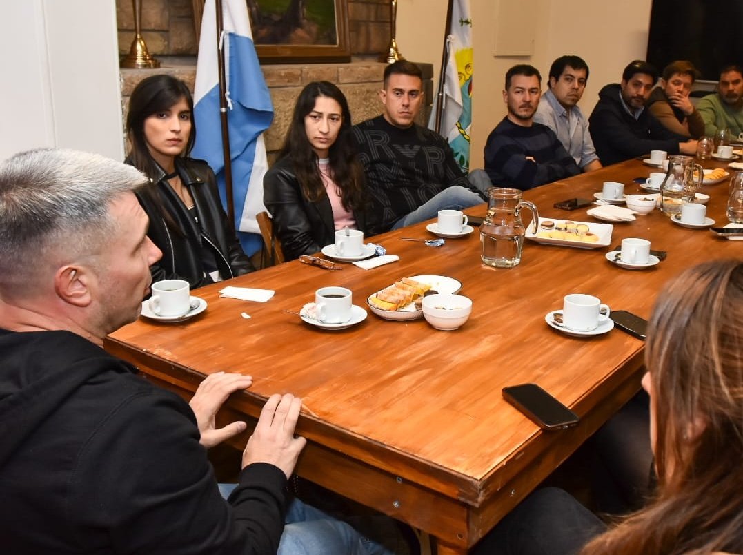 diegocostarelli's tweet photo. Junto a jóvenes dirigentes de todo el país nos reunimos en Godoy Cruz para compartir experiencias de gestión, debatir ideas y pensar juntos el futuro.

Estos espacios son fundamentales para fortalecer vínculos y potenciar liderazgos para los desafíos que vienen. https://t.co/n6ZKlg4E9y