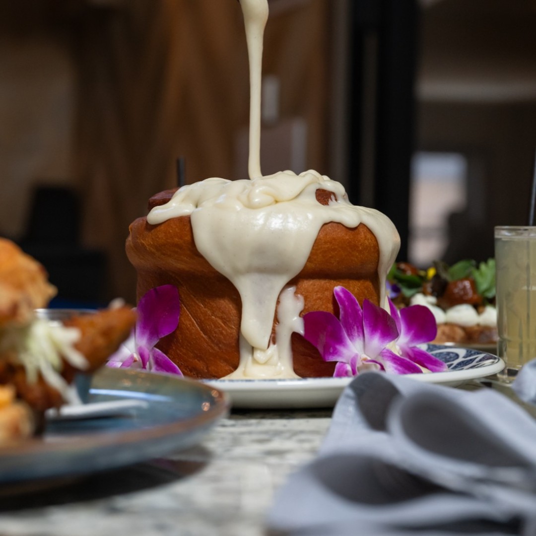 Looking for the biggest cinnamon roll in Chicago? We think we have the winner! Coming in at 4ft long (before rolled) and 3 pounds (when baked and drizzled), meet our Sky High Cinnamon Roll! Available weekends only, during brunch (11am-2:30pm). bit.ly/lh-sky-high-ci…