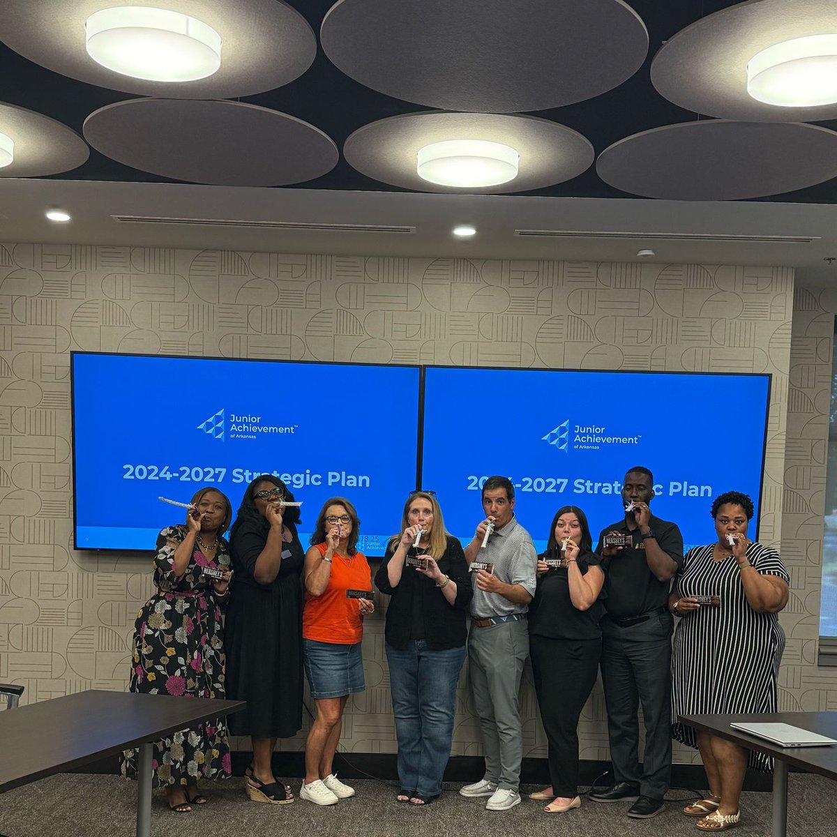 jaarkansas's tweet photo. Today we had our Central Board Year End Celebration! They met their revenue goals in this district! 🥳 #jaarkproud https://t.co/PfF8PzFlHD