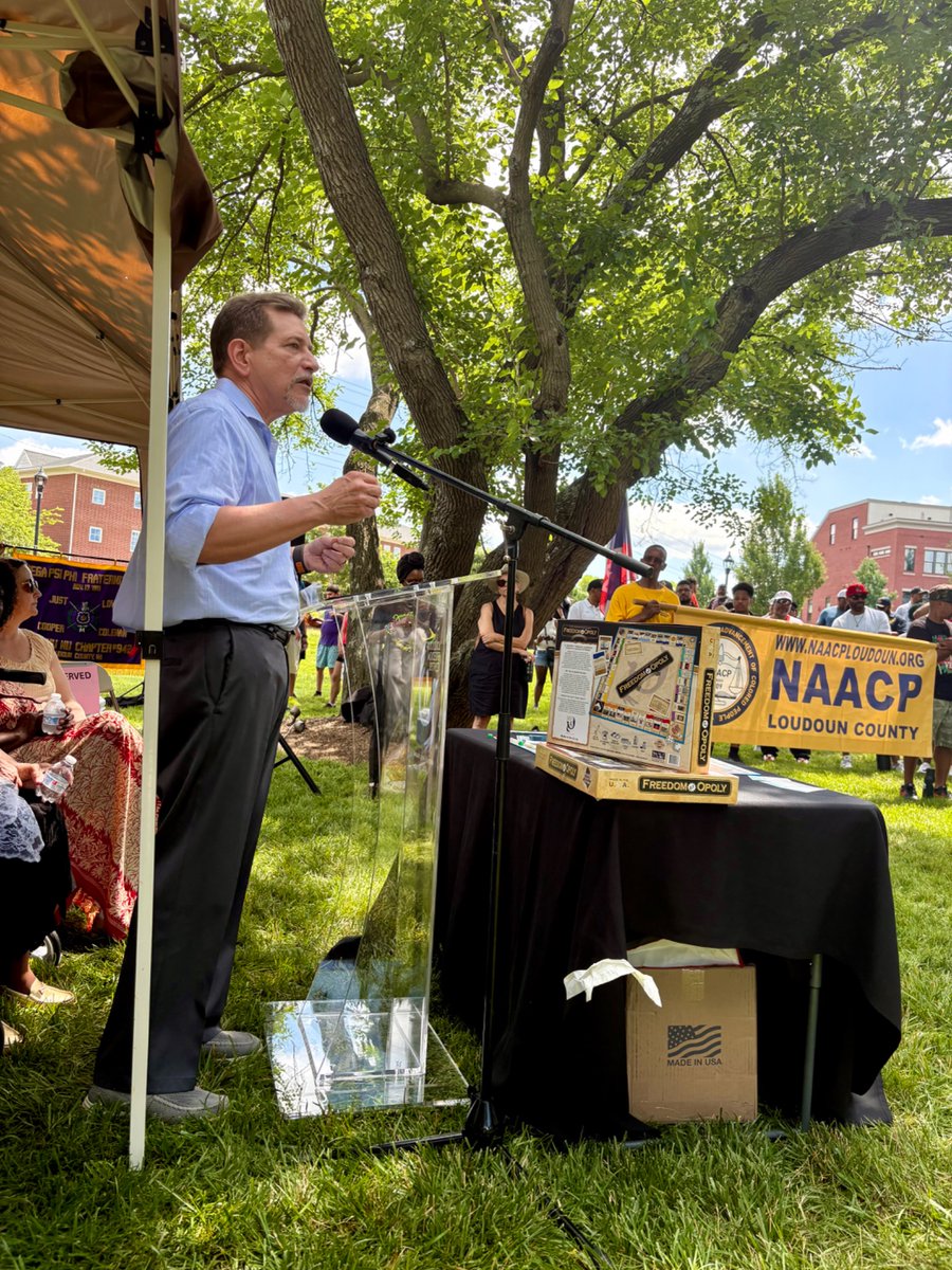 DavidReidVA's tweet image. Such an inspirational morning! Visiting w/ friends and neighbors, young people, colleagues, @timkaine , @AtoosaReaser , @LoudounNaacp leadership and members, and former Cong. Wexton - all to recognize Juneteenth - Freedom Day!
@LoudounDems @vademocrats