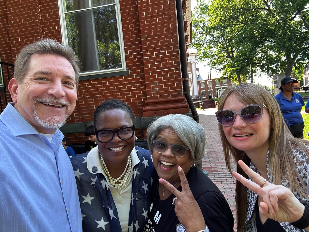 DavidReidVA's tweet image. Such an inspirational morning! Visiting w/ friends and neighbors, young people, colleagues, @timkaine , @AtoosaReaser , @LoudounNaacp leadership and members, and former Cong. Wexton - all to recognize Juneteenth - Freedom Day!
@LoudounDems @vademocrats
